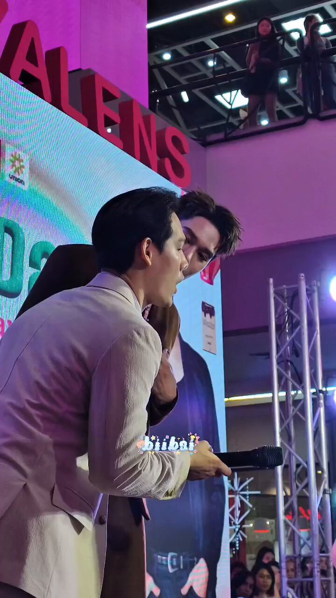 นานิบอกพธก ว่าขอให้ปรับตำแหน่งการยืนได้ไหม เพราะตอนแรกยืนเรียงกระดานแล้วนานิอยุ่ตรงกลาง เป็นยืนหน้าสามหลังสอง แฟนคลับจะได้ยืนใกล้ ๆ กับนานิทุกคน 😭 แก โคตรใจดีเลยอะ มารักนานิกันเยอะๆๆนะ 😭😭😭 MAYALENS ONE DAY WITH NANI #MAYALENSxNANI