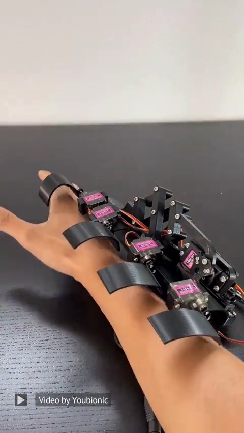 これだよ…これ…こういうの求めてるんすよ…手が不自由な方は装具や外骨格ロボットをつける際に苦労をされます。つけるのに他者の介助が必要な場合が多く、使わなくなってしまうんですよね…まだまだ、完全ではないにしろこういうアイディアは本当大事。すごいですよね…