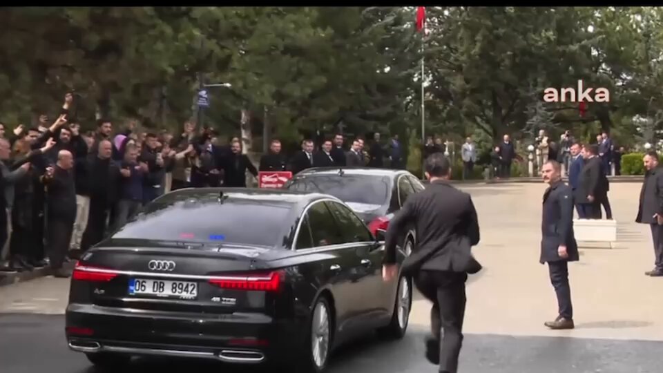 MHP Genel Başkanı #DevletBahçeli, vefatının yıl dönümünde #AlparslanTürkeş’in kabrini ziyaret etti. Bahçeli, 2 ay önce geçirdiği ameliyattan sonra ilk kez görüntülendi.