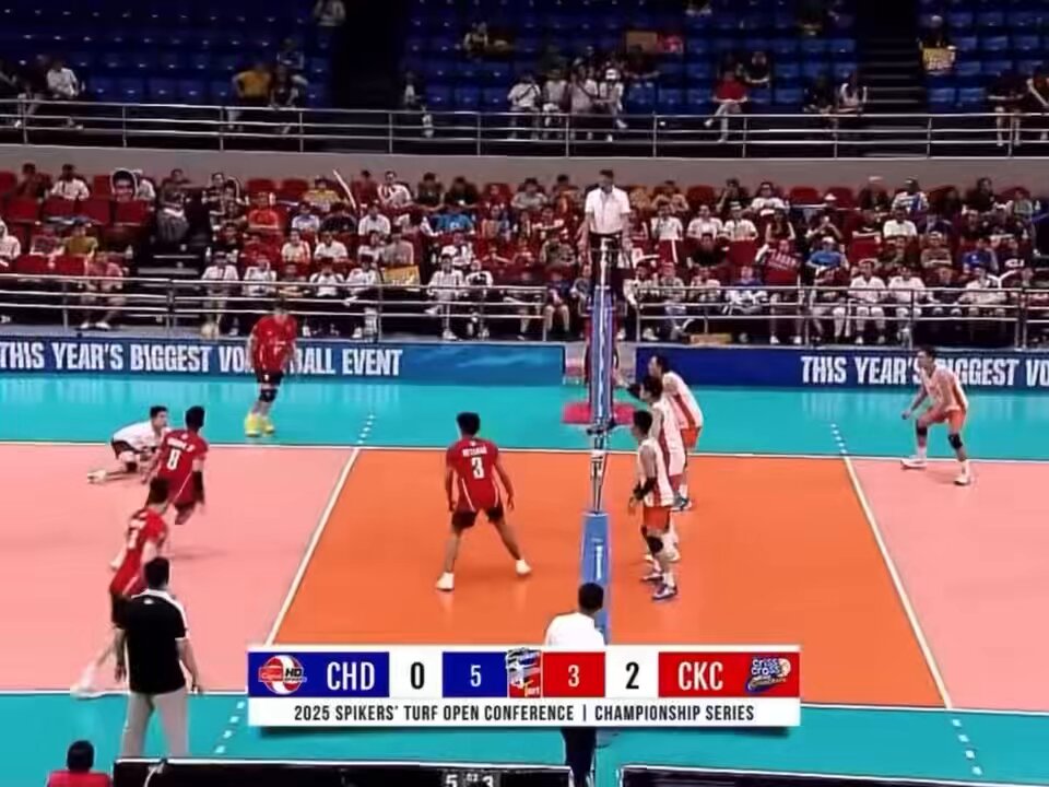 KING JUDE BOUNCE BALL! 👑🧡 LFG, CRISS CROSS! 💙 #SpikersTurf2025
