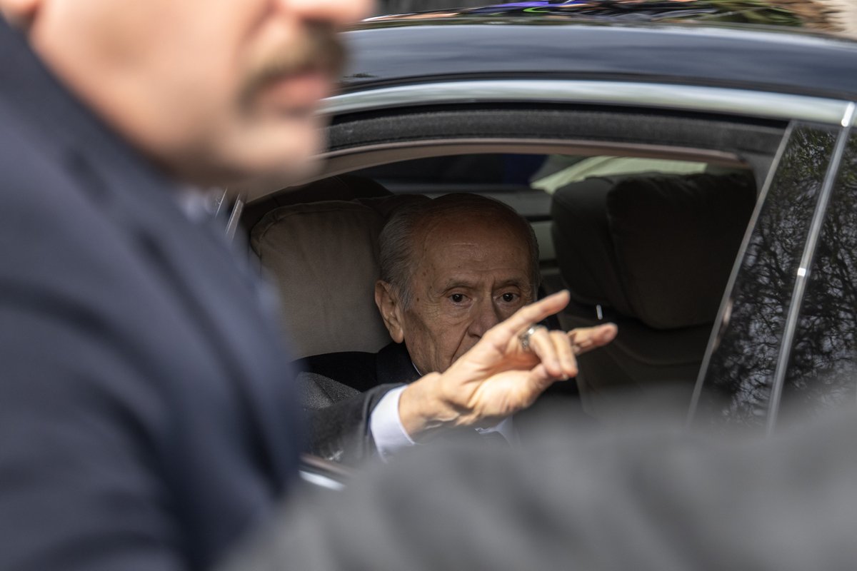 🇹🇷 Alparslan Türkeş'in kabrini ziyaret eden MHP lideri Devlet Bahçeli, vatandaşları bozkurt işareti yaparak selamladı.
