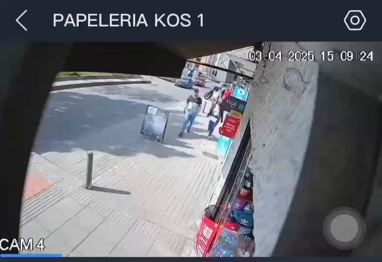#BOGOTÁ. Propietarios de un establecimiento comercial en b/Castilla envían caso en el que fueron víctimas de una banda de cinco delincuentes que robaron un celular. "Esto pasó hoy 3 de abril, le robaron un celular iPhone 13 Pro Max y le desocuparon las cuentas de Nequi y Nu" 🔊