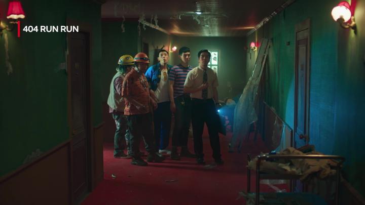 Demi ngejar cuan, seorang kang tipu nekat ngebeli sebuah hotel tua yang dihuni sama setan 👻 Tonton film horor komedi Thailand, 404 Run Run, udah tayang di Netflix!