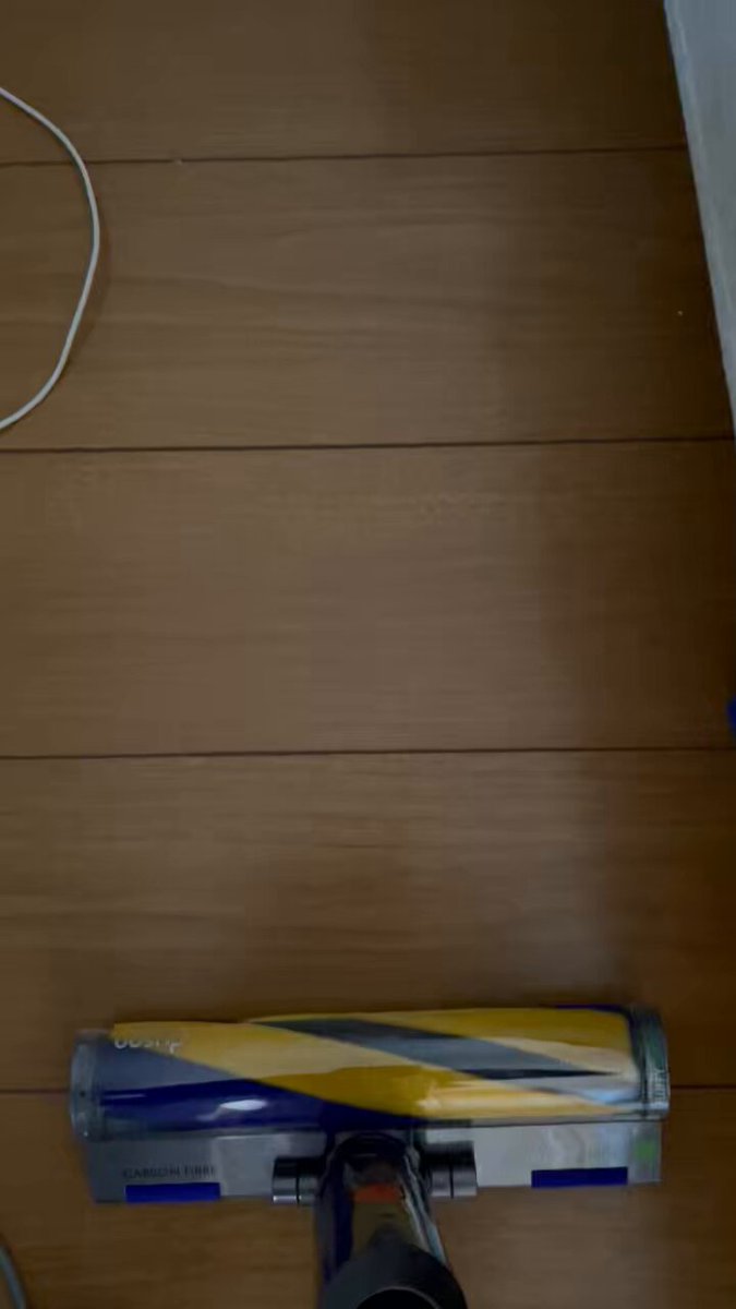 ダイソンの埃を可視化する緑のライトの機能がすごい😶‍🌫️2日前に掃除機をかけたベッド下がもうこんなに。。寝室とか洗面室とか、やっぱり布を扱う部屋の埃はすごいです。あとどうしても猫の毛。