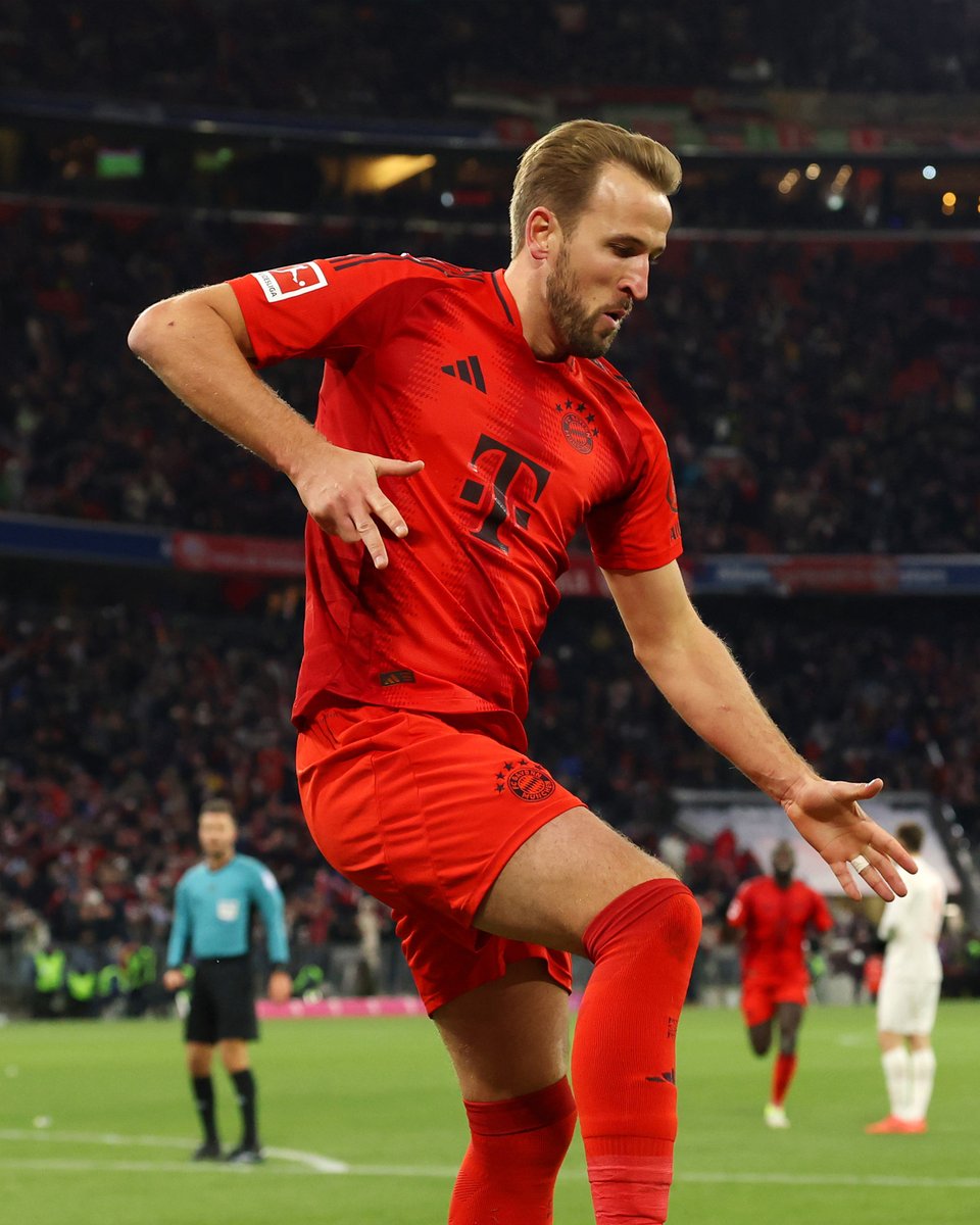 Dieses Kunststück von Harry #Kane in der Hinrunde gegen Augsburg 🤩🖼️ Das Tor des Jahres 2024 👏 #FCBayern #MiaSanMia