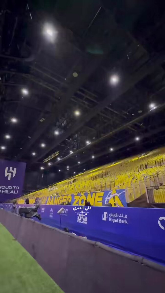 فيديو : الأصفر بالكامل والشالات تزيّن مدرج النصر في المملكة ارينا .. #النصر_الهلال