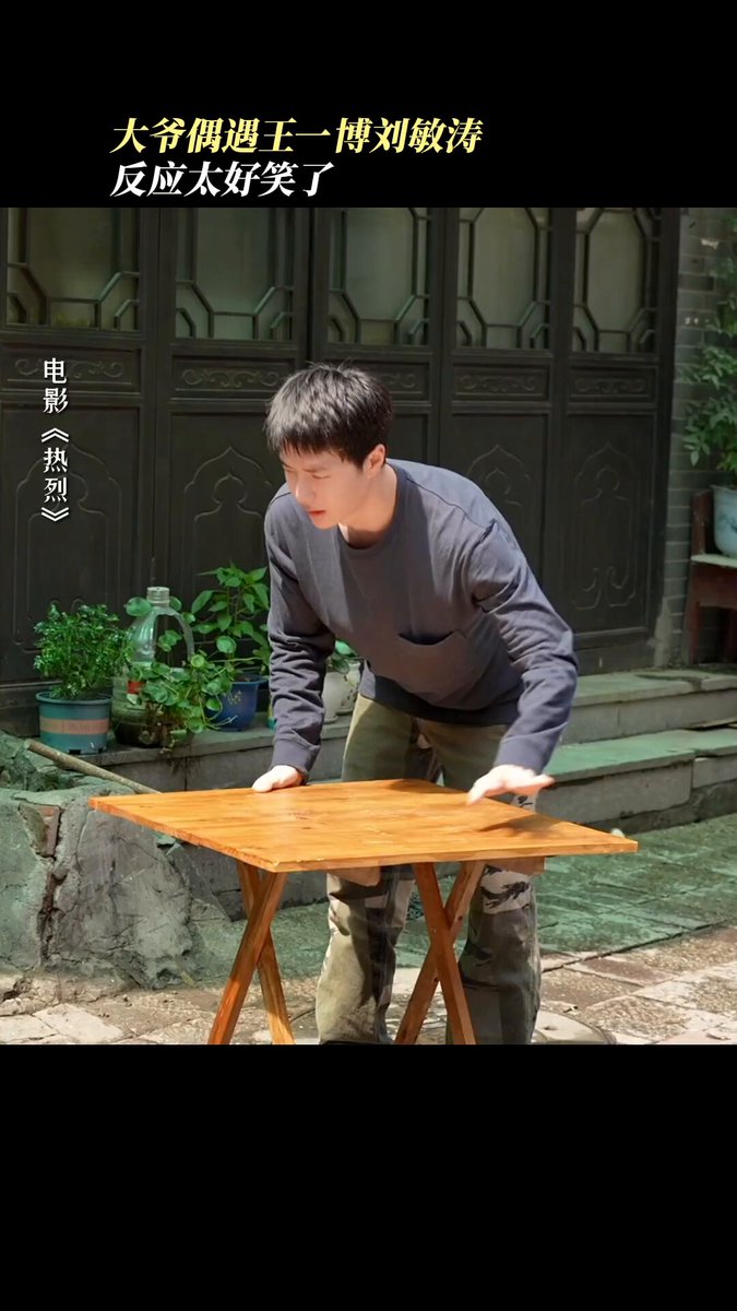 ก็ยังคงชอบช็อตนี่ 5555555 คุณลุงเดินมาแบบไม่รู้ว่าเค้าถ่ายทำกันอยู่แล้วเจออี้ป๋อร่างซั่วซั่วกำลังจัดโต๊ะ คุณลุงมองละพูดว่า “หล่อจริงๆ” คุณหลิวหมิ่นเทาเลยเนียนบอก “มีตอนไหนที่ลูกชายฉันไม่หล่อบ้าง?” อี้ป๋อหันไปมองคุณหลิวหมิ่นเทาแล้วยิ้มแจ้มกลมลุงพูดต่อว่า “ได้ยีนดีของคุณมาสินะ” เอ็นดู 5555555555