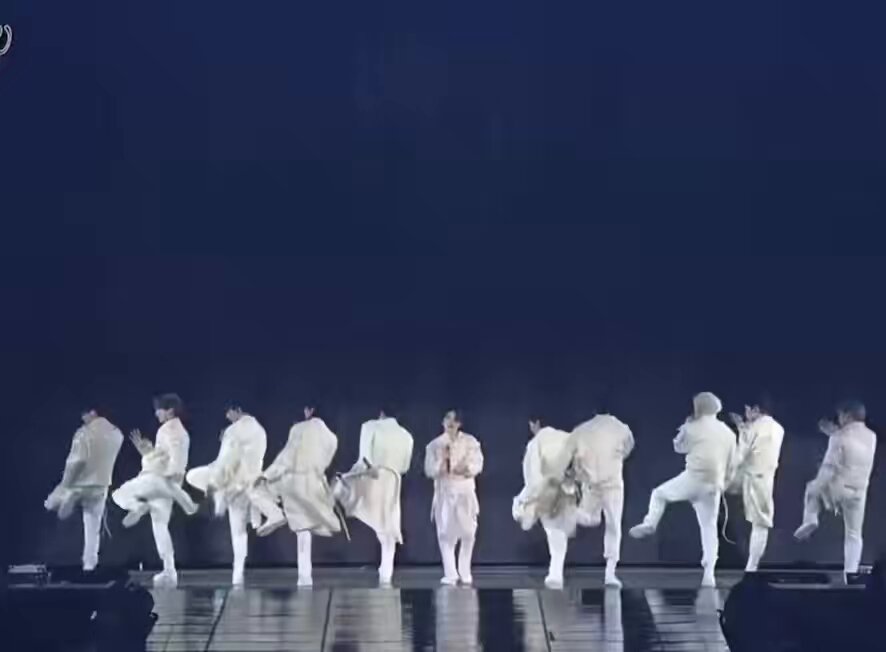woozi covering seungkwan’s part in clap 🙂‍↕️