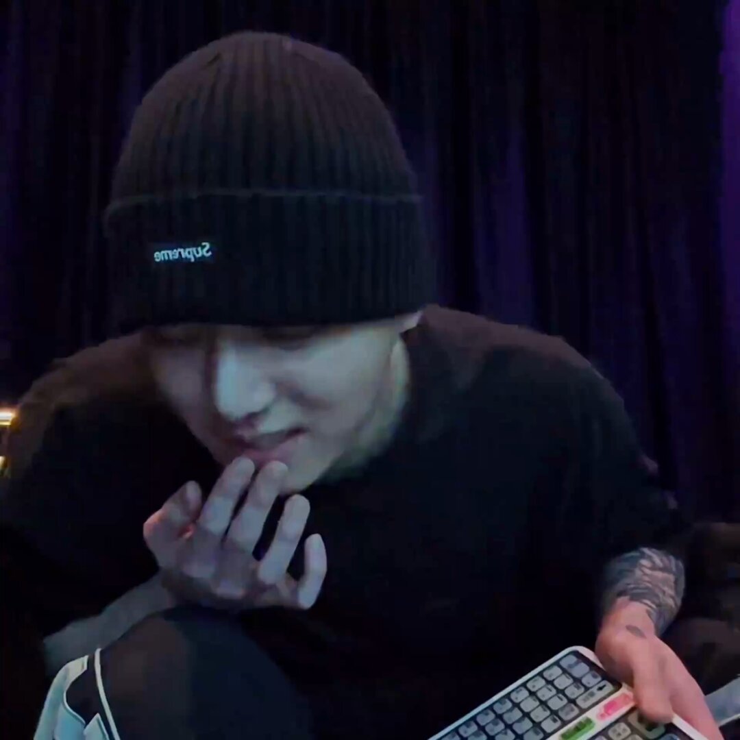 99% of the k-pop industry got exposed for using mic as decoration and let the backtrack do the singing while jungkook got exposed for eating an autotune machine before singing, a thread ★