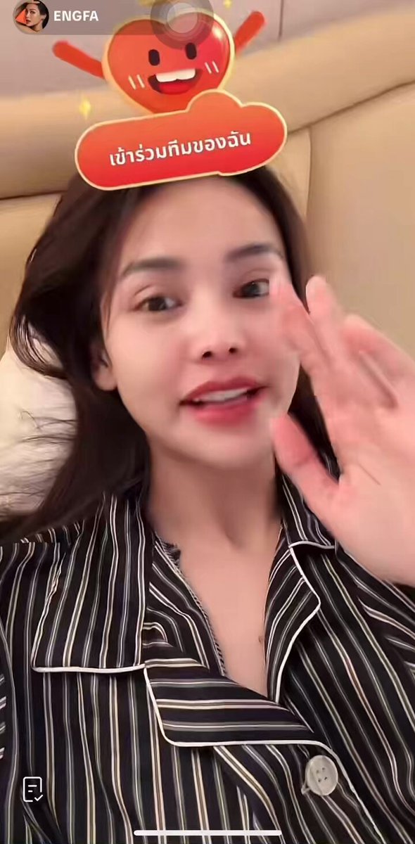 ยิ้มไว้ในวันที่ส้มไม่หวาน //นี่ดูตอนแรก ร้องตาบวมเหมือนกัน Engfa started watching Netflix’s ‘When Life Gives You Tangerines’ this morning and this is the result. “Since it took around 3 hours to fly to Taiwan, so I had searched for a series which was long enough. This is a 16-ep series so I downloaded this on my phone. After finishing the 1st ep, I cried so hard. The cast was extremely good. I cried so much that the flight attendant came to asked me if I was okay. So I told her I was fine; I was just watching a series. I’m going to watch more eps after this live. It got me so hooked that I finished the 4th ep already.” #อิงฟ้ามหาชน #EngfaWaraha #ELTLhub