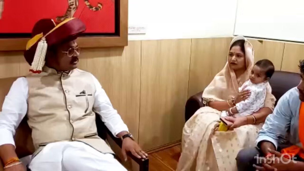 उत्तर भारत के #ब्राह्मण संगठनो के अध्यक्ष साथी जनेऊधारी विप्रो को पंडित प्रभाकर नारायणराव पेशवा का प्रणाम 🙏 आपके देश भर में फैले कार्यालयो में ब्राह्मण समाज के देवतुल्य पूर्वजों और बलिदानियों के साथ आप जो गैलरी मेंटेन करते है , उसमे ब्राह्मण गौरव बिहार के बाजीराव बाबा ब्रह्मेश्वर मुखिया जी का चित्र नाना साहेब - तात्या- लक्ष्मीबाई - चंद्रशेखर आज़ाद के बाद लगाने की शुरुआत करे । आप मुखिया जी का चित्र और उनके विचारो की पीडीएफ #ब्राह्मण_आइडेंटिटी_प्रोटेक्शन_एक्ट के ड्राफ्ट के साथ मंगवा सकते है । पंडित प्रभाकर नारायण राव पेशवा जी आपके सहयोग की आशा करते है और आप संगठनों को अपना परिवार मानते है । जय परशुराम जी की हर हर महादेव