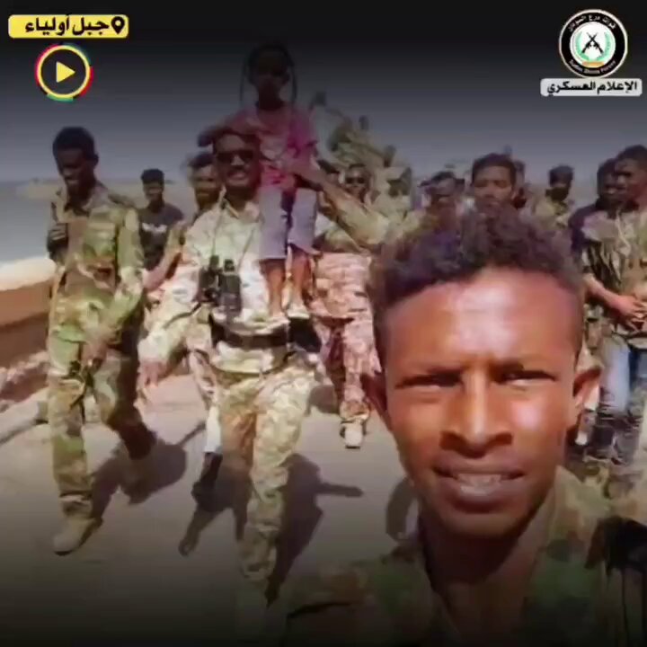 اللواء/أبوعاقلة كيكل قائد قوات درع السودان، يعبر جسر أولياء سيراً على الأقدام برفقة عدد من المواطنين. #قوات_درع_السودان #حزم_ثبات_تضحية