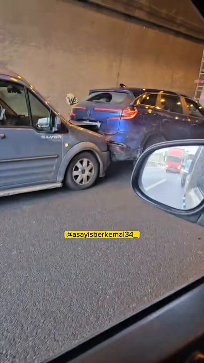 Kocaeli Körfez’de zincirleme kaza meydana geldi. Yaralılar mevcut, trafik akışı durdu. Transporter o aracın üstüne nasıl çıktı?