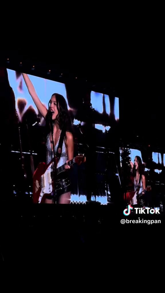 hice la comparación de so american n1 y n2, y si se mega vieron los cartelitos de so american porque en la n2 enfocaron al público y en la n1 solo a olivia 🥹🥹🥹🥹🥹