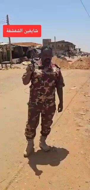 سوق ليبيا الفلانقاي مركز على الظهور أمام اللايف والشفشاف ظاهر شايل في كتفو ويدو خلف الكاميرا دا زي فلم gladiator المعركة بالسيوف مفترض تكون أيام الرومان فجأة ظهرت طائرة في الجو والكلام المخرج ما شافو الا بعد الفلم طلع دور العرض