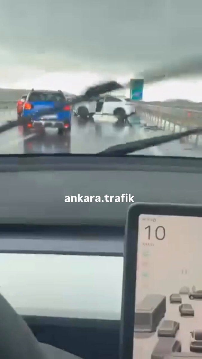 Ankara Niğde Otobanda toplamda 4 aracın karıştığı kaza