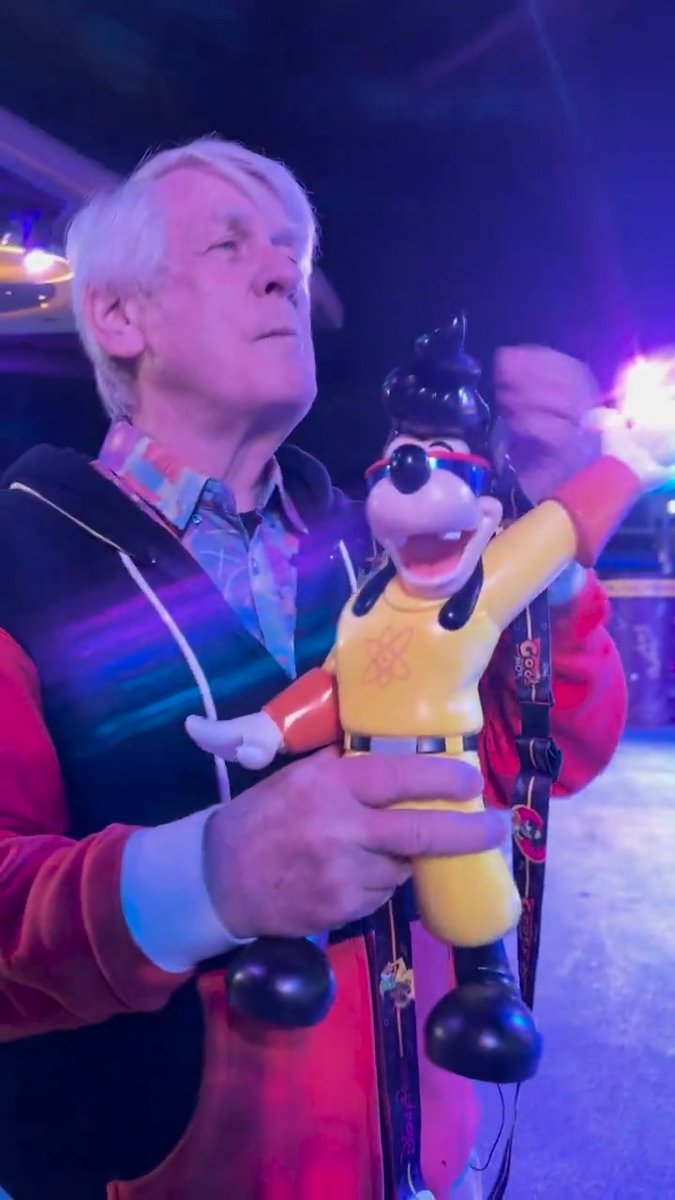 Celebrating the 30th Anniversary of #AGoofyMovie with Bill Farmer and the new Powerline Max Bucket, available starting today at Disneyland Resort! 🤩⚡️ #DisneyEats #BillFarmer