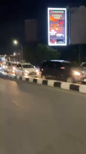 [Breaking News] 21:38 terjadi kemacetan panjang lur , dari stasiun tugu sampai ke arah malioboro dan kota baru macet panjang min, ga bergerak blass (Terryptra)