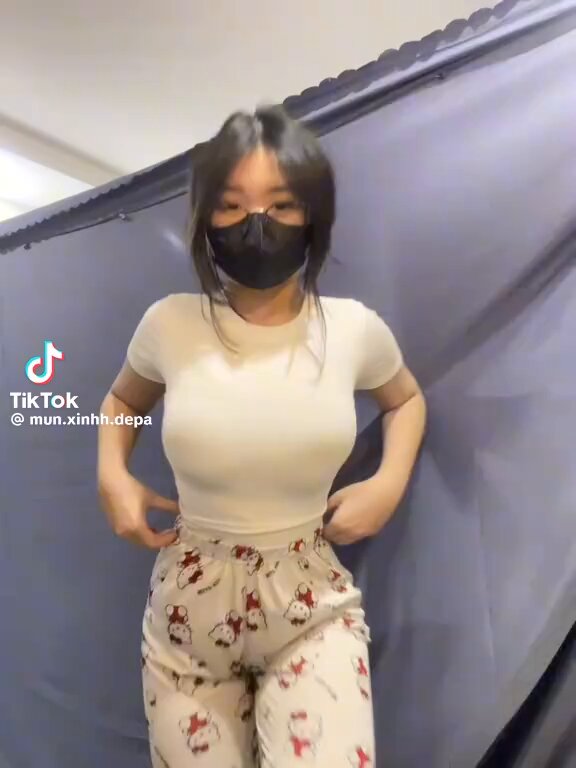 Vl con phò non Mun chỉ mới 2k11 mà cái body đã múp vậy r ko bic lớn lên múp cỡ nào Phiên toà tôi muốn giảm án😭😭😭