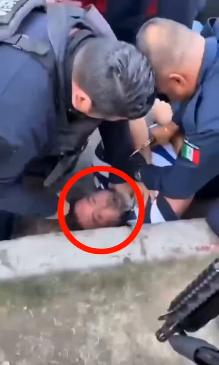 🚨 ¿Se acuerdan del “junior de la Anáhuac” que en 2023 golpeó brutalmente a un guardia de seguridad de un clúster en Lomas de Angelópolis, en #Puebla? ‼️Su papá, Carlos Hiram, fue detenido en #Cuernavaca. ⚠️ Evadió un punto de revisión vial en avenida Diana. ❌ Viajaba a bordo de una camioneta Porsche Cayenne roja con placas PZL522E del estado de #Morelos, y desobedeció las instrucciones de los agentes de tránsito, lo que derivó en una breve persecución.