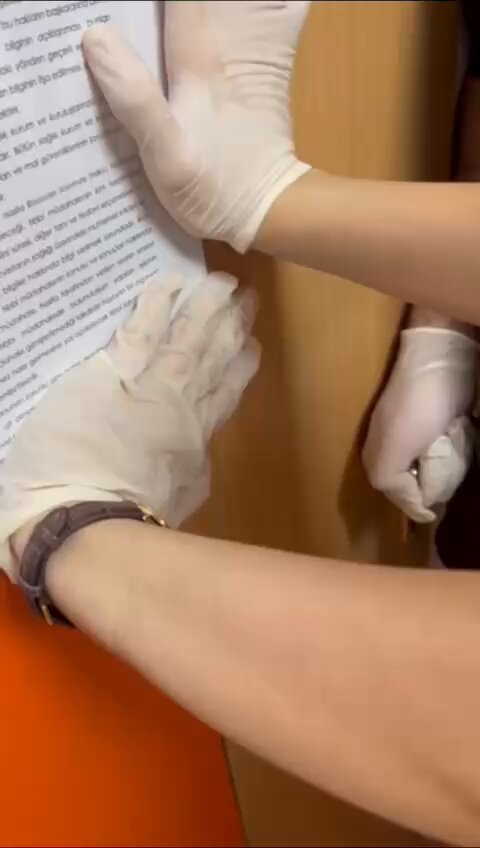 İntörn hekime hastanede ölüm tehdidi, küfür ve hakaret! Selçuk Üniversitesi Tıp Fakültesi’nde görevli acil serviste görevli olan intörn doktor, Nefroloji Kliniğinde stajı sırasında Hekimlerin bir hastaya müdahale etme sırasında gözlemci sıfatıyla odada bulunduğu sırada, hiç ilgisi olmadığı bir olayın sorumlusu gibi görülerek hasta yakını ve beraberindeki kişiler tarafından küfür, hakaret ve ölüm tehdidine maruz kaldı. Şahıslar, “Seni öldüreceğim!” diyerek hekimin peşinden koştu, “Seni bulacağım, seni bırakmayacağım!” diyerek tehditler savurdu. Güvenlik önlemleri yetersiz kaldı, genç hekim saatlerce odasında mahsur kaldı. Olay anına ait video kayıtları mevcut olup yetkililerle paylaşılmıştır. İntörn hekime yapılan bu kabul edilemez muamele, sağlıkta şiddetin ne boyuta geldiğini açıkça ortaya koymaktadır! Sorumlular derhal cezalandırılmalı! Sağlıkta şiddet durmalı! Cezasızlık yaşanan şiddete destektir. Sağlıkta hizmet için, sağlıkta yaşanan şiddet son bulmalıdır. #ŞiddeteSıfırTolerans T.C. Sağlık Bakanlığı Prof. Dr. Kemal Memişoğlu