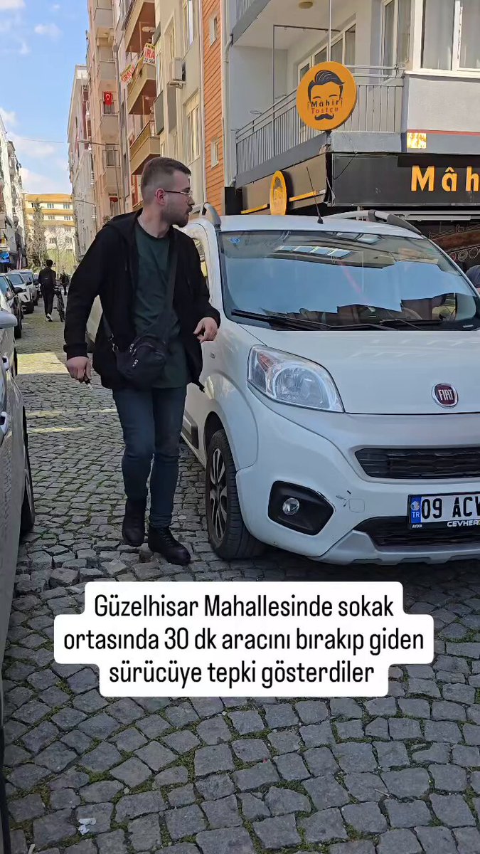 Aydın’da aracını yolun ortasına bırakıp giden genç, kendine tepki gösterenlere: “Biraz sesinizi kısarak konuşun!”