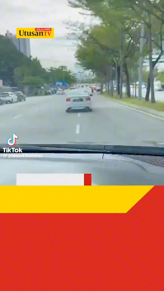 Dia punya bebal sampai lupa kereta ada pintu…keluar ikut tingkap….