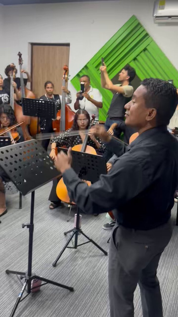 Estos son los laboratorios musicales de la hermosa facultad de bellas artes de la Universidad Popular del Cesar. El presidente Gustavo Petro ha insistido en que la universidad pública se merece altos estándares estéticos y de calidad. Estos laboratorios se mejoraron con los recursos de fomento que ha otorgado el gobierno del cambio. 4mil millones de pesos para el arte y la cultura del Cesar