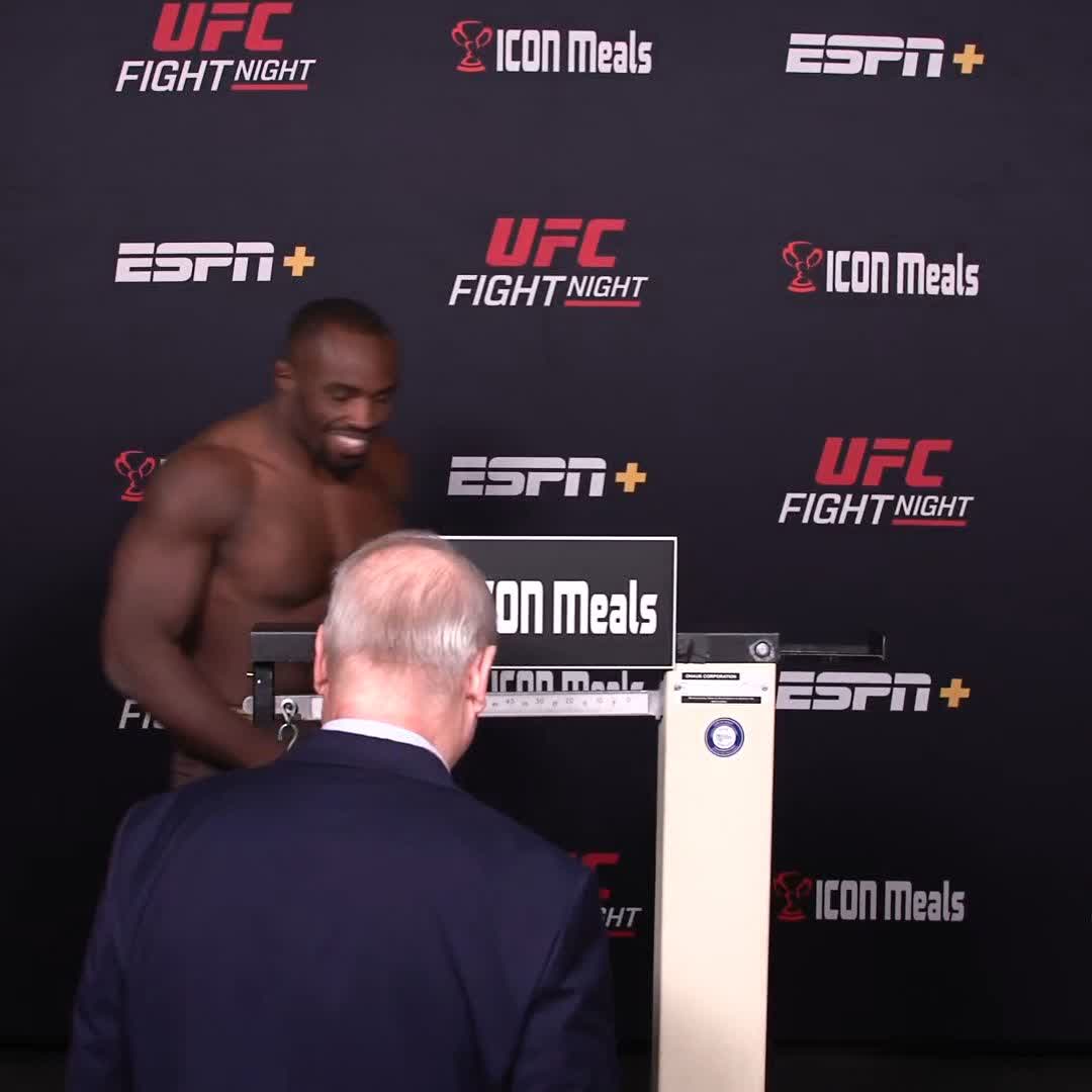 Torrez Finney makes weight at 186lbs ahead of his UFC debut against Robert Valentin at #UFCVegas105! ⚖️✅