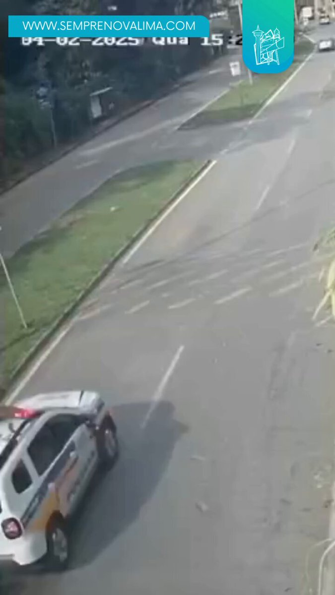 🚨 Ciclista bate em viatura da PM na descida da Faenol, em Nova Lima Um homem que descia de bicicleta a Faenol, próximo ao bairro Bela Fama, colidiu com uma viatura da Polícia Militar. Câmeras de segurança registraram o momento do acidente.