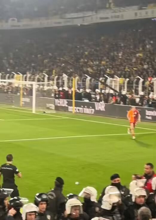 oyunu sabote etme derdi yok koşarak çıkıyor kenardan ismail osayi irfan sataşıyor bi şey yapmıyor en son o yardımcı denen picin arkasından kendisini kışkırtmasına dayanamıyor temas yok bir sey yok amk ya