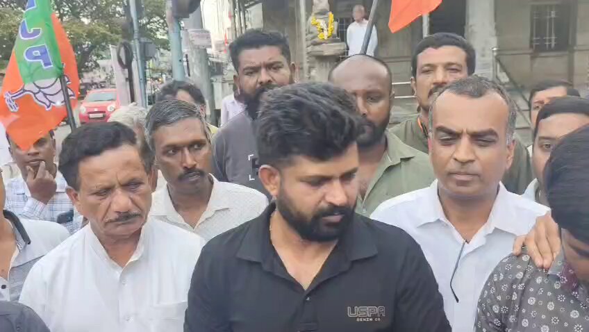 ವಿನಯ್ ಸೋಮಯ್ಯ ತನ್ನ ಕೊನೆಯ ಸಂದೇಶ ಎಂದು ಮಾಡಿರುವ ವಾಟ್ಸಾಪ್ ಮೆಸೇಜ್ ಅನ್ನು Death Note ಅಥವಾ Dying Declaration ಎಂದು ಪರಿಗಣಿಸಿ ಅದರಲ್ಲಿ ಉಲ್ಲೇಖಿಸಿರುವ MLA ಪೊನ್ನಣ್ಣ ಮತ್ತು ಮಂಥರ್ ಅವರ ವಿರುದ್ಧವೂ FIR ಮಾಡಬೇಕು.