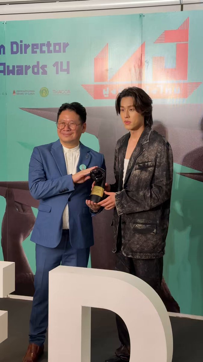 ขอบคุณที่เลือกโหวตให้ 'บิวกิ้น พุฒิพงศ์ อัสสรัตนกุล' กับรางวัลสาขา 'นักแสดงนำชายยอดเยี่ยม' ในภาพยนตร์เรื่อง #หลานม่า สำหรับงานประกาศรางวัลสมาคมผู้กำกับภาพยนตร์ไทย ครั้งที่ 14 (Thai Film Director Awards 14) #BillkinBestActorxTFDA14 รวมถึงขอบคุณทีมภาพยนตร์ #LahnMah ทุกคน ผู้ชมทุกท่านที่ชื่นชอบและให้การสนับสนุนภาพยนตร์เรื่องนี้เสมอมา 🧡👵🏻👦🏻 TFDA14 X LAHNMAH #ThaiFilmDirectorAwards14 #งานประกาศรางวัลสมาคมผู้กำกับภาพยนตร์ไทยครั้งที่14 #HowToMakeMillionsBeforeGrandmaDies #Bbillkin