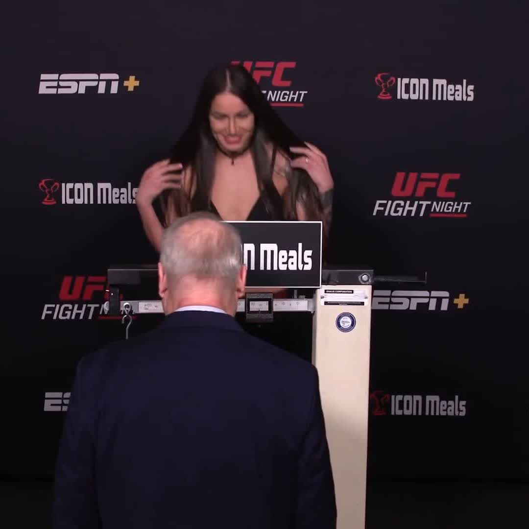 Repping the North at #UFCVegas105! 😤 🇨🇦🇷🇴 Diana Belbiță hits the scales at 125.5lbs for tomorrow! Prelims 7pmET | LIVE Sportsnet &amp; TVA Sports