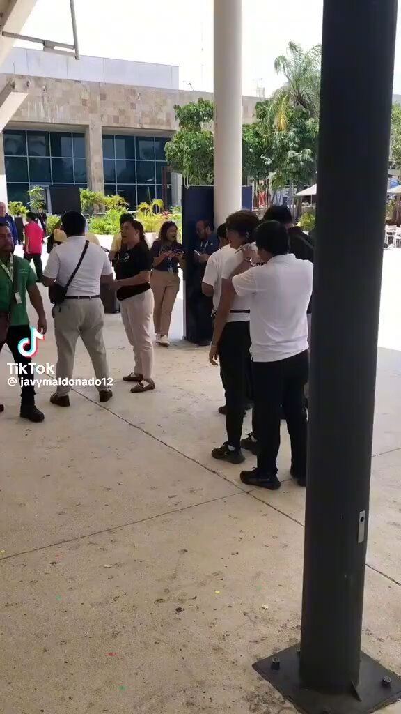 Jajaja... Los taxistas de Cancún están sacando "videos tristes" porque terminó su ciclo en el aeropuerto. Ahhh, pero cuando estaban de rateros como si fueran narcos peleando la plaza, hasta se reían. Si tanto les preocupaba su chamba, no hubieran actuado como delincuentes.