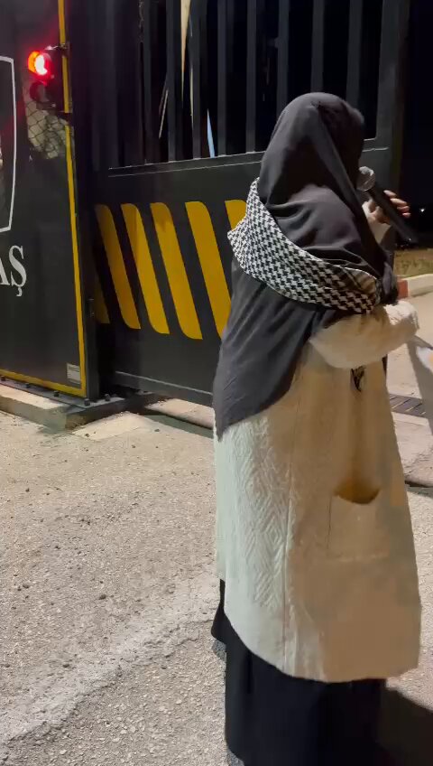Gazze yanıyor! Fırınlar un bulamıyor! Ama siyonistlerin tescilli işbirlikçileri faaliyetlerini bu topraklarda sürdürüyor! Adana BOTAŞ önünde Filistin dostlarının nöbetinde "Katil İsrail’e petrol taşıyan işbirlikçi SOCAR’ı engelleyin!" diye haykırıyoruz! BOTAŞ'a sesleniyoruz: Soykırımcıların ortaklarıyla ortak olmayın! bu suça ortak olmayın! #Gazze #İşbirlikçiSocar #NoFlourInGaza
