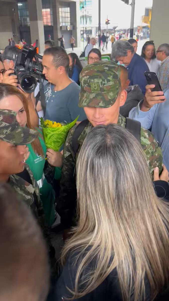 Estoy en Medellín. Gracias por resistir antioqueños, que Dios les pague. Abrazarnos y escucharnos, confrontar ideas, escuchar expectativas y hasta reclamos, me llena de energía. Todos vamos construyendo el futuro con amor y decencia, con autoridad y respeto a la ley y la Constitución, con sentido común y responsabilidad. LUCHANDO con DETERMINACIÓN CONTRA LA CORRUPCIÓN Y LA POLITIQUERÍA. Saliendo del Metro en Medellín me encuentro vi a dos jóvenes militares, me les acerqué y les dije que los amo, que gracias, que Dios les pague y que vamos a salir de esto con el favor de Dios.
