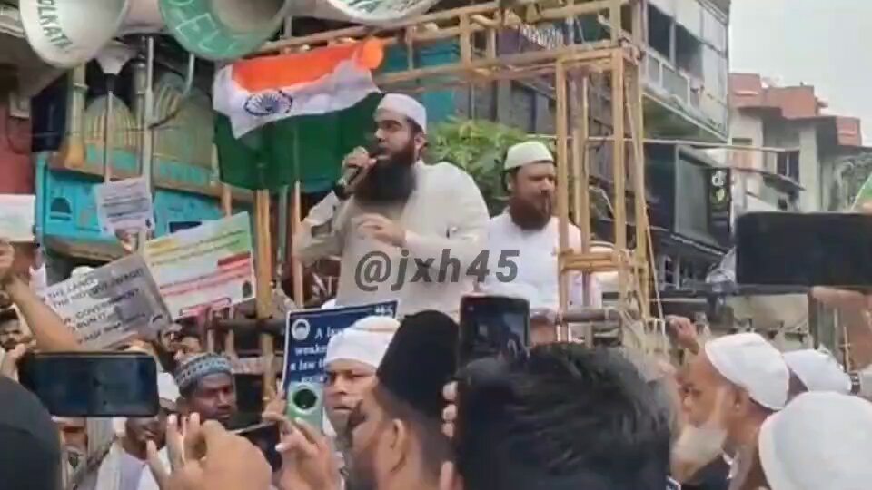 Mufti Shamail Nadwi in Kolkata today: "Central govt doesn't have any power, nor does PM Modi or the Indian Parliament. "Only what Allah wants, will happen; no one has the powers to interfere in Sharia laws". "Inshallah, if required be ready for the ultimate sacrifice"...
