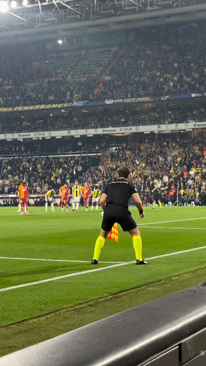 🎥 O an. 🟡🔴 - Osimhenin hırsından 2 defa tribüne koşması. - Eren Elmalı’nın kısa sürede kazandığı aidiyet. - Takımın birleşmesi. - Tribünlerin bir anda sesini kesmesi, İrfan Can Eğribayat’ın sinirden delirmesi, Ve arkasına tribünlerden yükselen o ses “S*kimizi kaldır kanarya🎶” Muazzam, şahane, Ola la 💪 Ey Galatasaraylı Tırnak mesafe aralarda boşluk bırakmayın, #KONSANTRASYON 25. Şampiyonluk geliyor. ⭐️⭐️⭐️⭐️⭐️