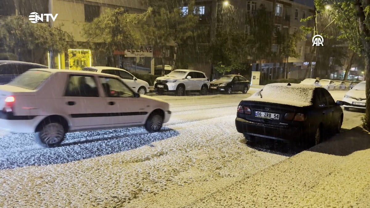 Ankara'da dolu yağışı nedeniyle sokaklar beyaza büründü Ankara’nın Çankaya ilçesi Dikmen semtinde dolu yağışı etkili oldu. Vatandaşlar yağıştan korunmak için araçlarının üzerine örtü serdi. Kısa sürede caddeler beyaza büründü.