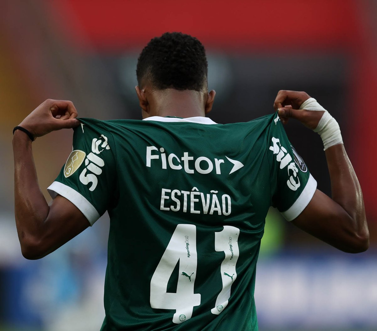 O primeiro gol do #MaiorCampeãoDoBrasil na Libertadores 2025 tem nome: 𝐸𝑠𝑡𝑒̂𝑣𝑎̃𝑜! 💎