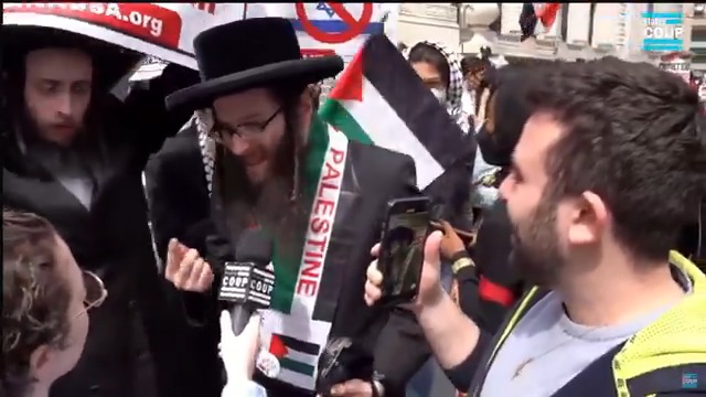 🚨BREAKING: Zionists Clash with Pro-Palestine protesters, yelling vulgar names and attempting to bait a conflict. Jon Farina and @ashleyabishop cover this as NYPD sits back and watches