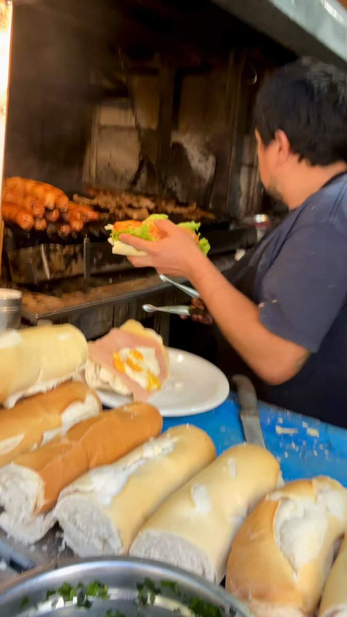 El completo de cuadril en Parrilla el Litoral (Moreno 2201), $13.500, sino simple está $9.500. Esta vez en la espera tocó charlar con una vieja que venía todas la semanas por su vacipan sin sal. Amo las parrillas al paso, 100% cultura porteña, ojalá no desaparezcan.