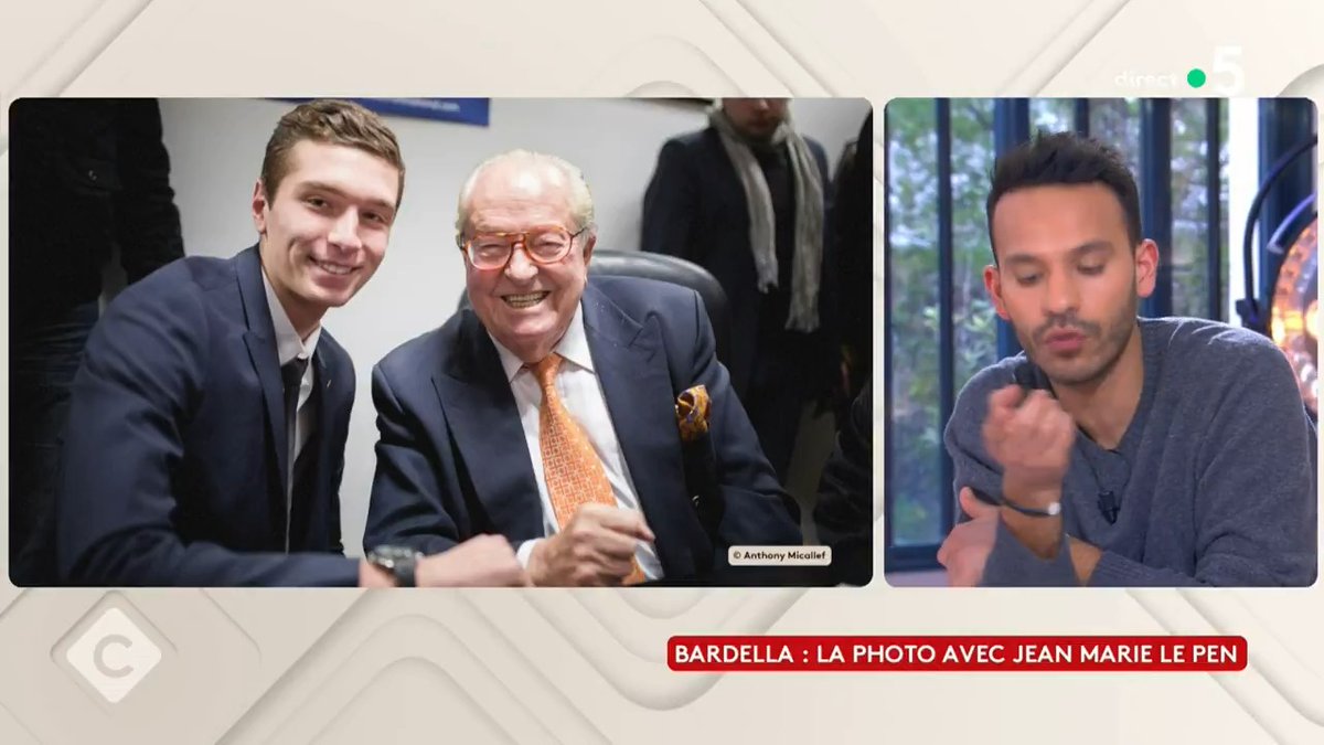 "Cette photo raconte qu’à 18 ans, Jordan Bardella a fait la queue pendant des heures pour rencontrer son idole : Jean-Marie Le Pen. Il s’est engagé au FN, à l’époque, par fascination pour lui." Bardella, la photo avec Jean Marie Le Pen : Caroline Fourest dans #CàVous