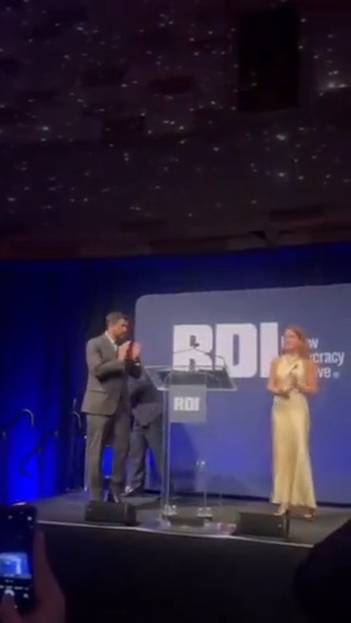 ÚLTIMA HORA | María Corina Machado y Edmundo González reciben Premio Héroes de la Democracia 2025. El galardón fue recibido por Ana Corina Sosa Machado, hija de Machado, y el activista venezolano David Smolansky.
