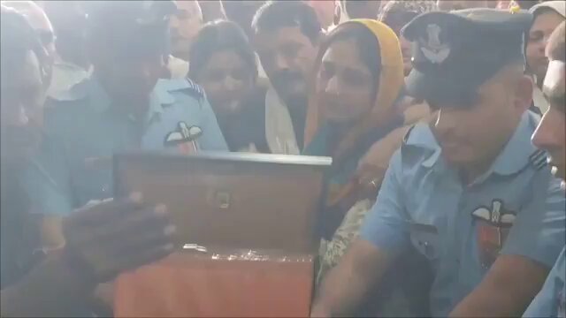 What a heart wrenching moment... Flight Lieutenant Siddharth Yadav who was immortalized in Jaguar air crash at Jamnagar yesterday was engaged 10 days ago, the wedding was on 2nd November... His fiancée says: Baby you did not come... You promised you'll come to take me 😢🙏🇮🇳