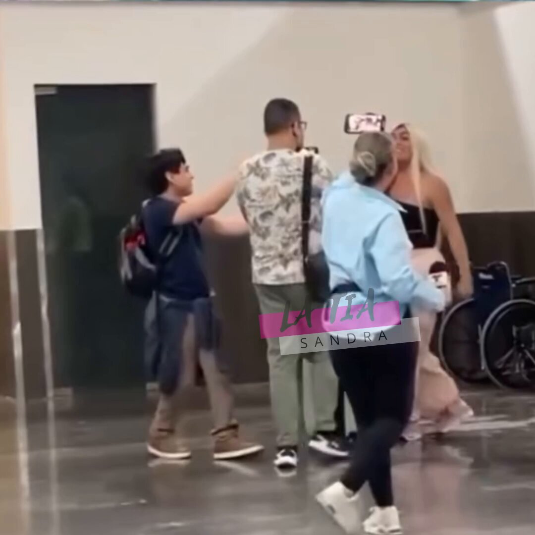 Reporteros dejan a media entrevista a WENDY GUEVARA Según Wendy, fue a propósito para despistar a la prensa, ya que ella iba con GLORIA TREVI #WendyGuevara #LaCasaDeLosFamosos #lcdlf #GloriaTrevi
