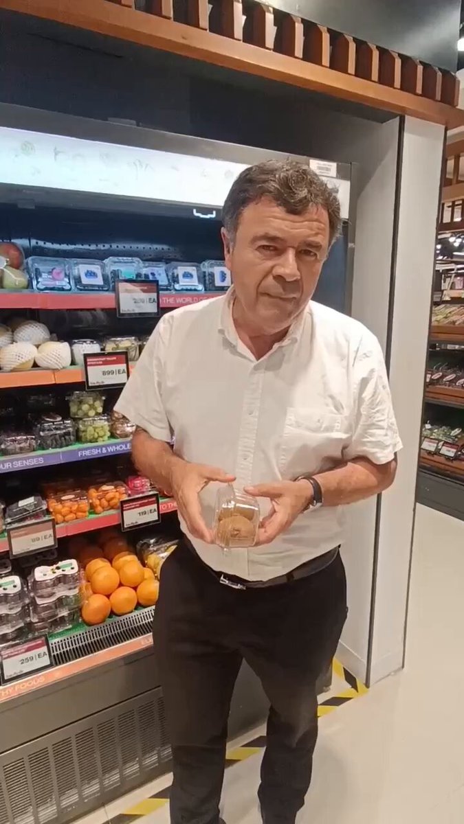 En un supermercado de #Bangalore #India constatamos como las frutas chilenas se están abriendo en el mercado indio. Seguiremos trabajando para potenciar esta alianza estratégica con #India que permita que más frutas chilenas lleguen acá. #VisitaDeEstado encabezada por nuestro Presidente Gabriel Boric Font