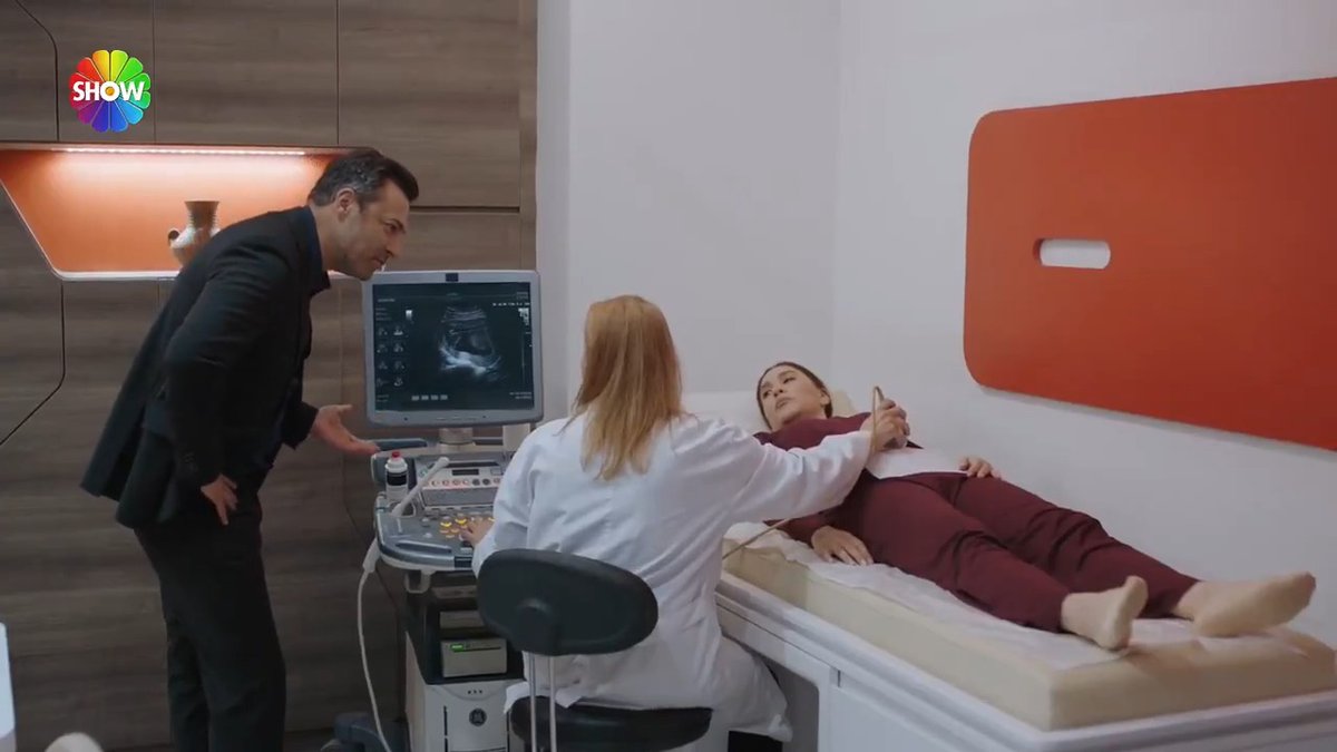 “Korkulacak bir şey yok…” #KıvMer bebek iyi! 🤍 #KızılcıkŞerbeti yeni bölümüyle @showtv'de.