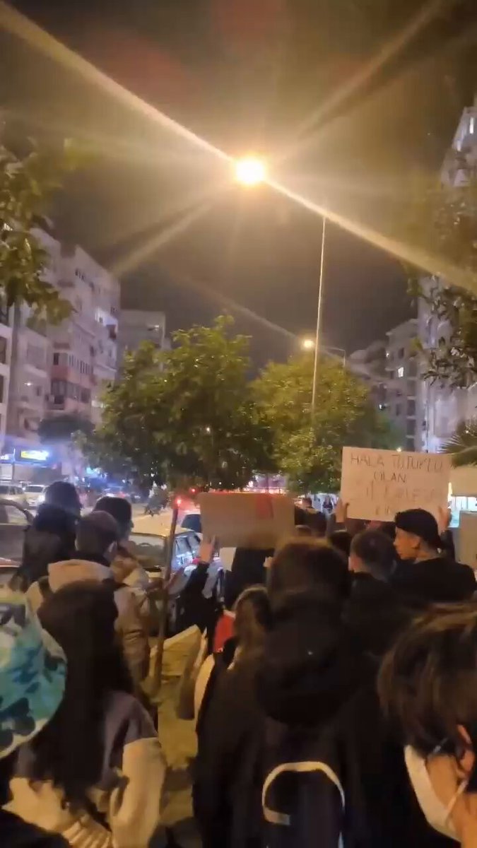 İzmir'de yurttaşlar, irade gasbına karşı yürüyüş yapıyor. "Gün gelecek, devran dönecek, AKP halka hesap verecek!"